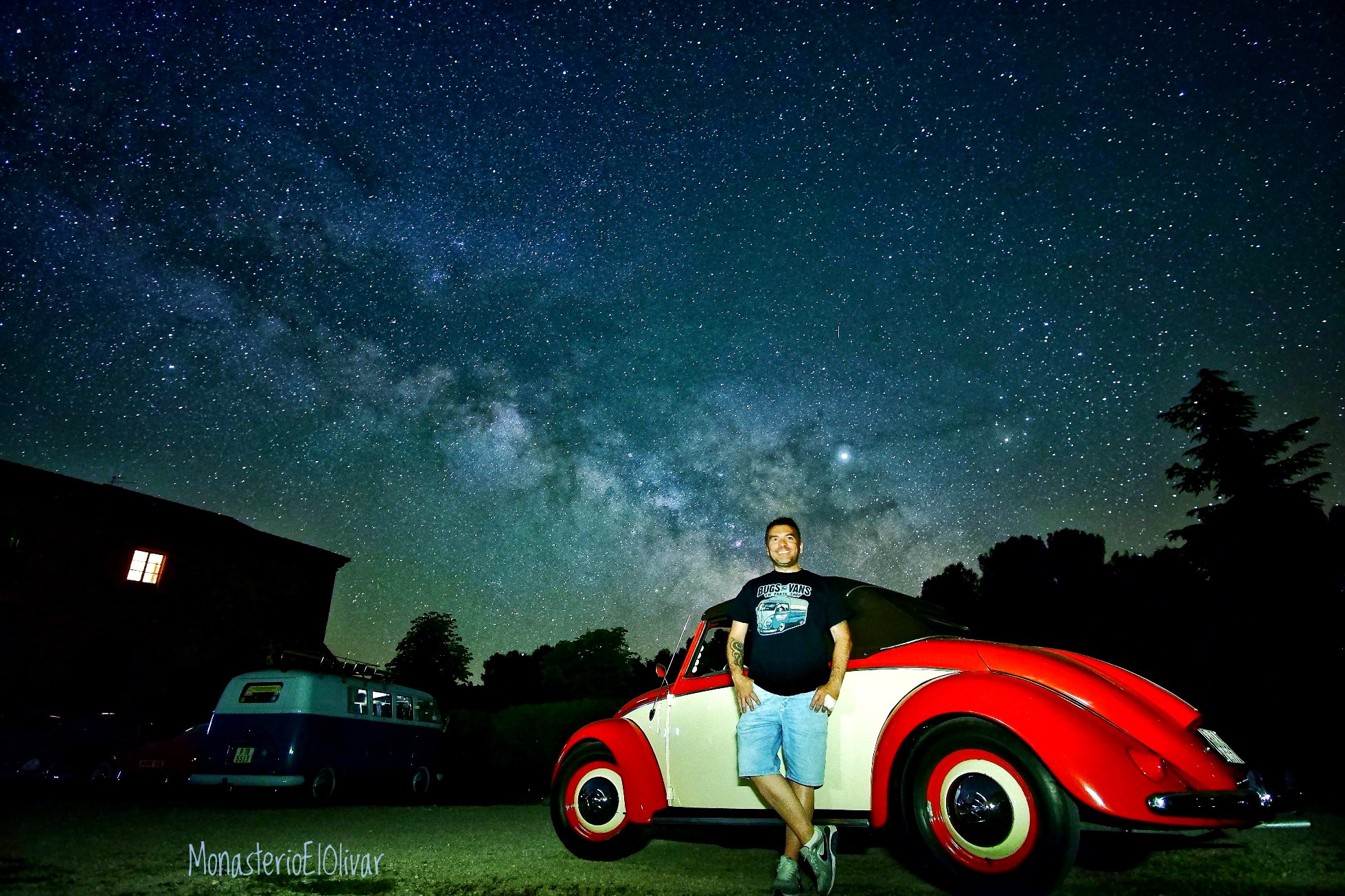 VW Hebmuller 1950 fotografía nocturna con la Vía Láctea al fondo